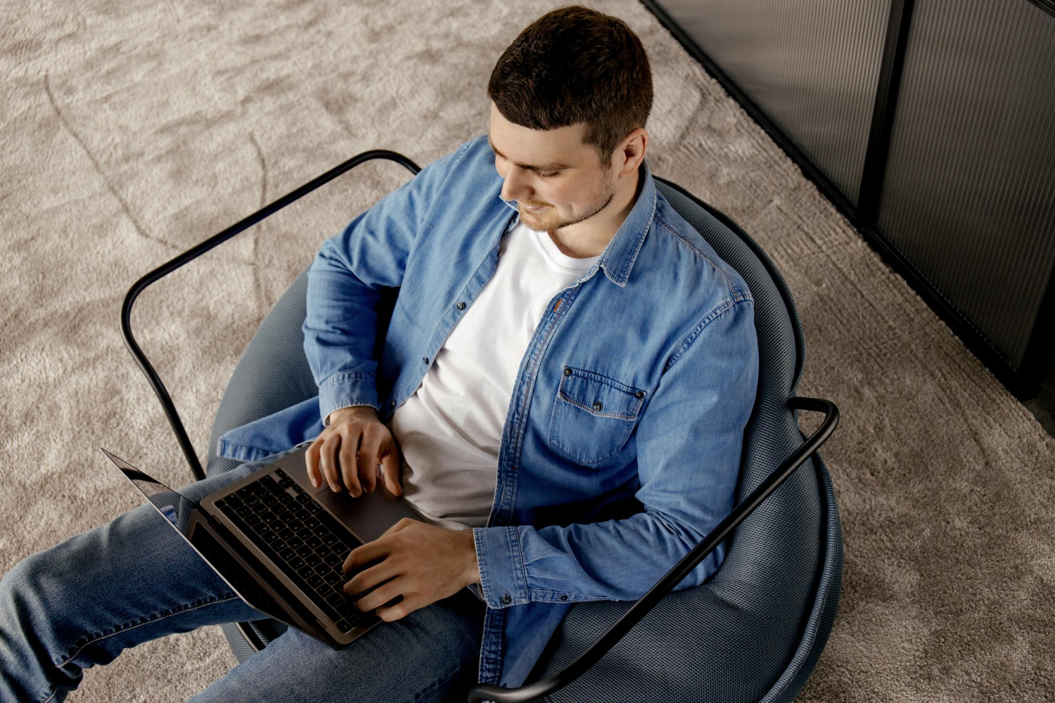 un hombre en una silla con una computadora portátil